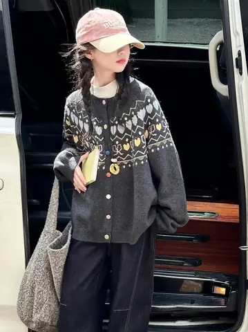 20. Áo Cardigan Họa Tiết Xám Than + Quần Jean Tối Màu + Mũ Hồng