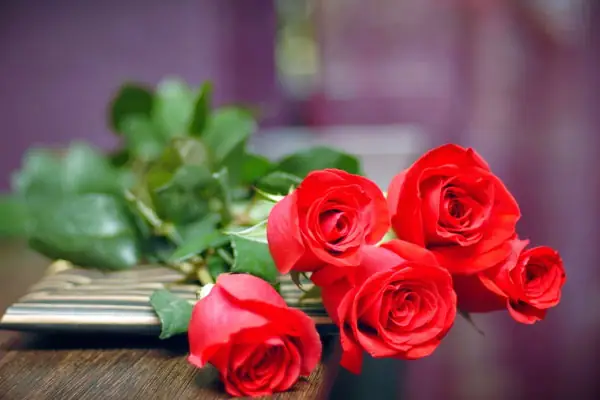 Dùng Hoa Hồng Đỏ Trang Trí Bàn Thờ