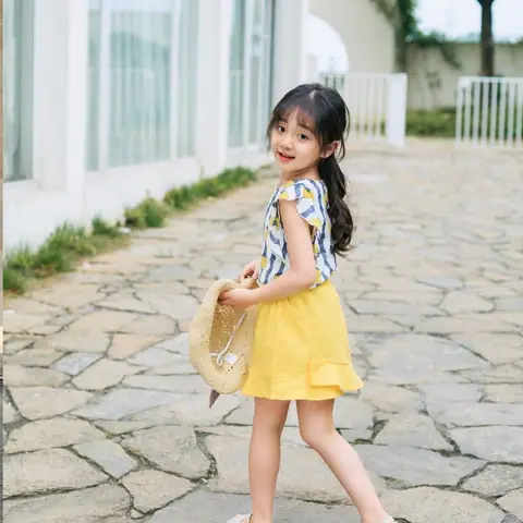 Kiểu Tóc Đẹp Cho Bé Gái 7, 8, 9 Tuổi – Kiểu Tóc Xoăn Cột Nửa Đầu