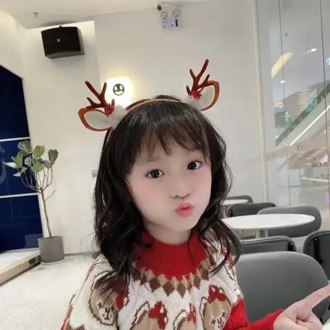 12 Tuổi – Tóc Ngang Vai Xoăn Nhẹ