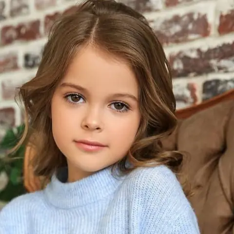 Cô Bé Với Mái Ngắn Và Gợn Sóng