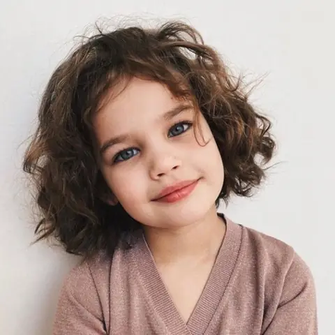 Cô Bé Với Mái Ngắn Và Gợn Sóng