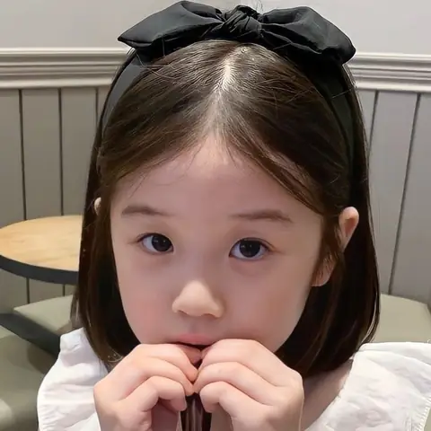 Bob Side Parted Với Các Đường Tóc Highlight