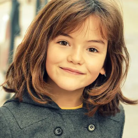 Cô Bé Với Mái Ngắn Và Gợn Sóng