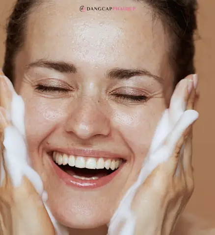 Bước 2: Rửa Mặt Với Sữa Rửa Mặt Dạng Bọt, Nước, Kem Hoặc Gel