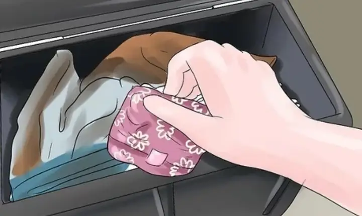 Bọc Băng Vệ Sinh Đã Dùng Vào Thùng Rác Có Nắp Đậy