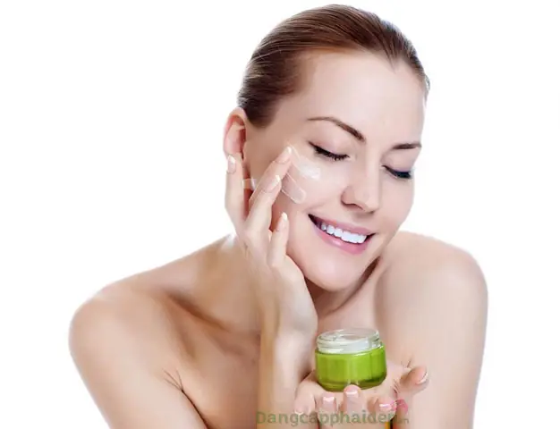 Bước 2: Bôi Kem Dưỡng Ẩm Cho Da