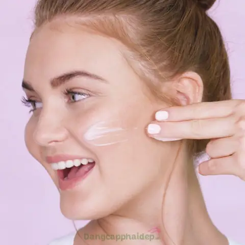 Làm Thế Nào Để Lớp Trang Điểm Không Bị Mốc, Vón Cục Khi Thoa Kem Chống Nắng?