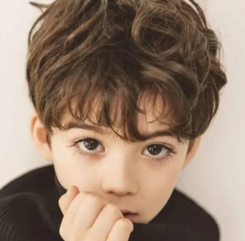 Kiểu Tóc Xoăn Dễ Thương Cho Bé Trai Kiểu Tóc Xoăn Dễ Thương Cho Bé Trai