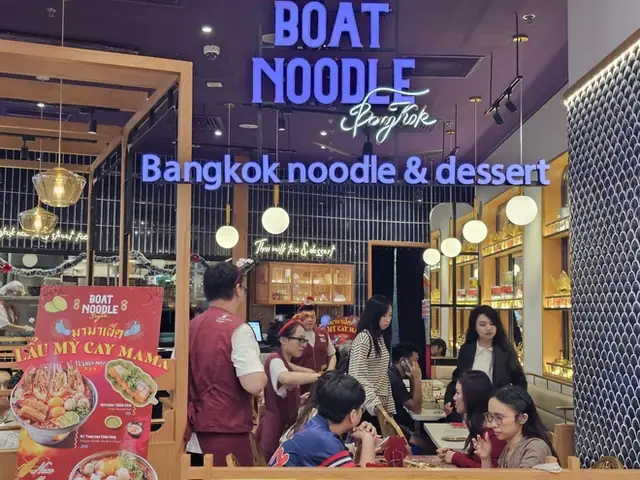 Giới Trẻ Hà Nội Check-in Tại Những Địa Điểm Hot Nhất Mùa Giáng Sinh 2025