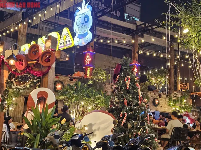 Giới Trẻ Hà Nội Check-in Tại Những Địa Điểm Hot Nhất Mùa Giáng Sinh 2025