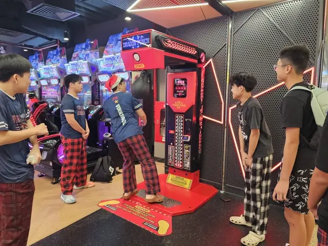 Giới Trẻ Hà Nội Check-in Tại Những Địa Điểm Hot Nhất Mùa Giáng Sinh 2025