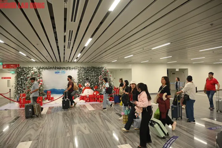 Giới Trẻ Hà Nội Check-in Tại Những Địa Điểm Hot Nhất Mùa Giáng Sinh 2025