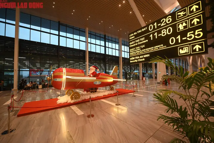 Giới Trẻ Hà Nội Check-in Tại Những Địa Điểm Hot Nhất Mùa Giáng Sinh 2025