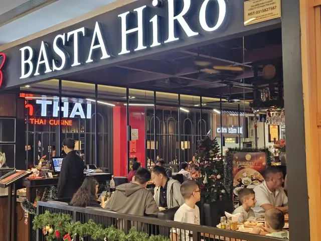 Giới Trẻ Hà Nội Check-in Tại Những Địa Điểm Hot Nhất Mùa Giáng Sinh 2025