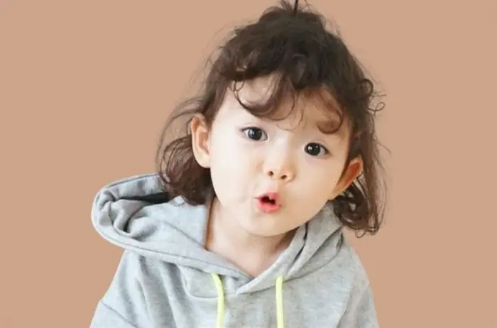 Tóc Ngang Vai Uốn Xoăn Nhẹ Cho Bé Gái