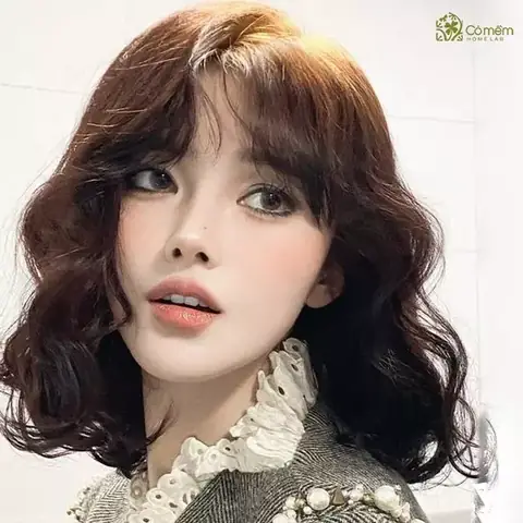 12. Kiểu Tóc Ngắn Đi Tiệc Ngang Vai Uốn Sóng