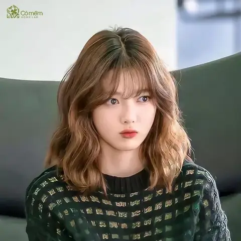 12. Kiểu Tóc Ngắn Đi Tiệc Ngang Vai Uốn Sóng