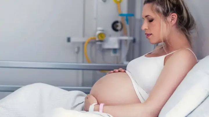 Máu Báo Sắp Sinh Là Gì? Ra Máu Sau Bao Lâu Thì Chuyển Dạ?