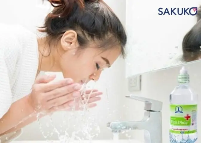 Rửa Mặt Bằng Nước Muối Sinh Lý Đúng Cách Rửa Mặt Bằng Nước Muối Sinh Lý Đúng Cách