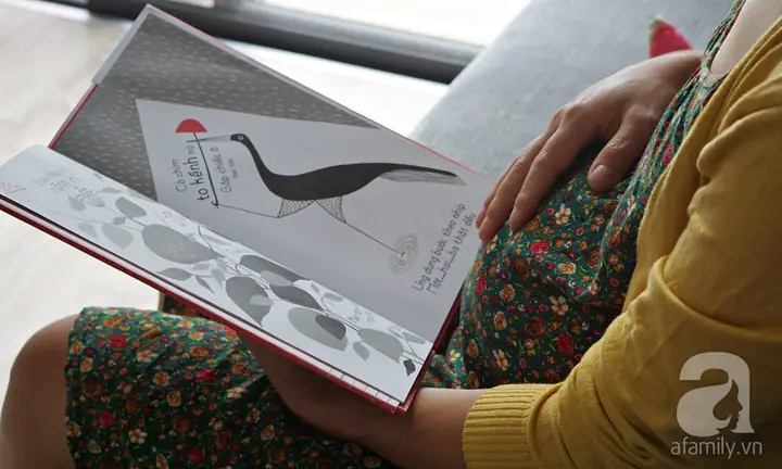 Bố Mẹ Nên Thủ Thỉ Chuyện Trò Và Đọc Sách Cho Con Nghe Trong Suốt Thời Gian Mang Thai, Đặc Biệt Là Từ Tháng Thứ 5 Của Thai Kỳ, Khi Thính Giác Của Thai Nhi Đã Phát Triển Gần Như Hoàn Thiện Và Cực Kì Nhạy Cảm Với Giọng Nói Của Bố Mẹ. Bố Mẹ Nên Thủ Thỉ Chuyện Trò Và Đọc Sách Cho Con Nghe Trong Suốt Thời Gian Mang Thai, Đặc Biệt Là Từ Tháng Thứ 5 Của Thai Kỳ, Khi Thính Giác Của Thai Nhi Đã Phát Triển Gần Như Hoàn Thiện Và Cực Kì Nhạy Cảm Với Giọng Nói Của Bố Mẹ.