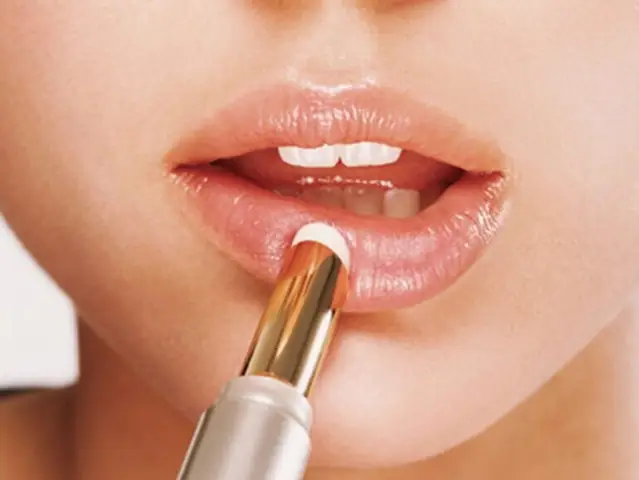 Tại Sao Nên Dùng Son Dưỡng Môi?