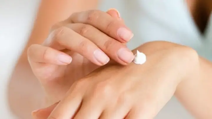 Lấy Lượng Vitamin E Hoặc Lượng Kem Vừa Đủ Lấy Lượng Vitamin E Hoặc Lượng Kem Vừa Đủ