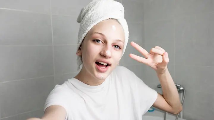 Trẻ 12 Tuổi Nên Dùng Sữa Rửa Mặt Nào Phù Hợp Với Sức Khỏe