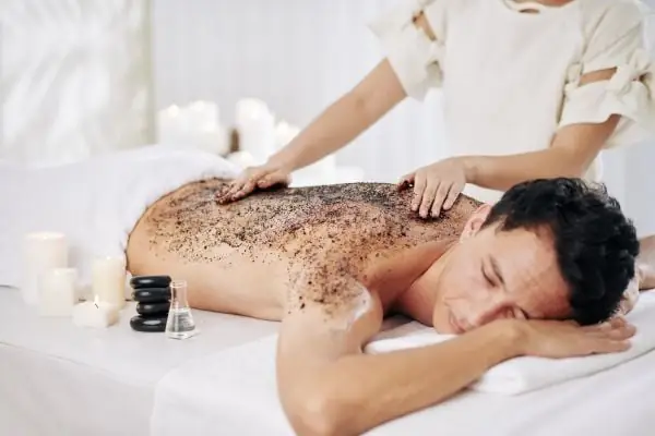 Bước 2: Tẩy Tế Bào Chết Toàn Thân