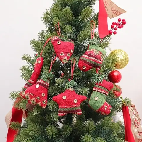 Trang Trí Cây Thông Dịp Noel Với Đôi Vớ, Nơ, Gậy
