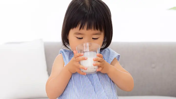 Bé 3 Tuổi Nên Uống Sữa Tươi Hay Sữa Bột? Nên Cho Bé Uống Bao ... Bé 3 Tuổi Nên Uống Sữa Tươi Hay Sữa Bột? Nên Cho Bé Uống Bao ...