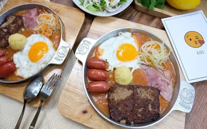 Bánh Mì Chảo Cột Điện Quán – 71 Đặng Văn Ngữ – Năng Động Và Đầy Đặn