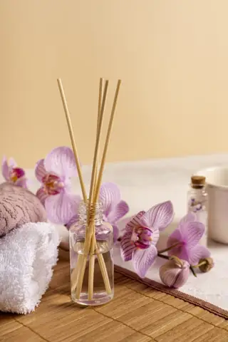 Tự Làm Lọ Hương Thơm Cho Phòng Ngủ Với Tinh Dầu Tự Làm Lọ Hương Thơm Cho Phòng Ngủ Với Tinh Dầu