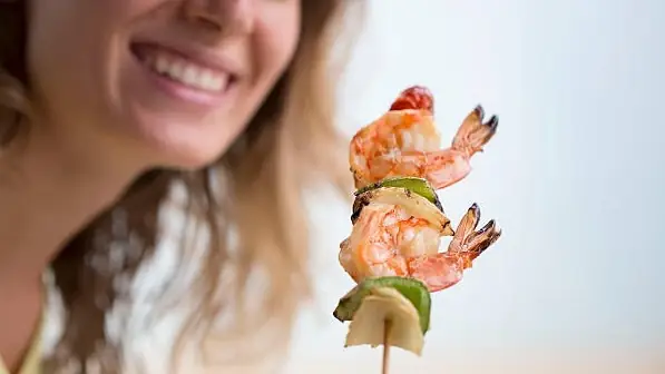 Góc Tư Vấn Dinh Dưỡng Sau Sinh: Ở Cữ Ăn Tôm Được Không?