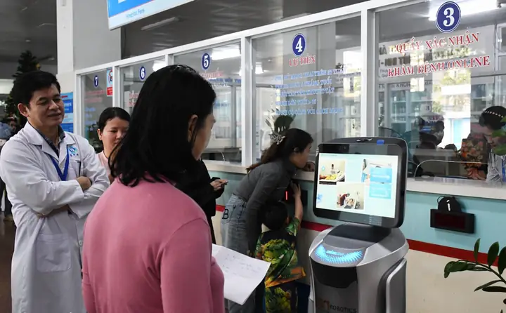Bệnh Viện Sản Nhi Tỉnh Quảng Ngãi Lần Đầu Ứng Dụng Robot Lễ Tân Thông Minh – Pan Robotics Đồng Hành Triển Khai