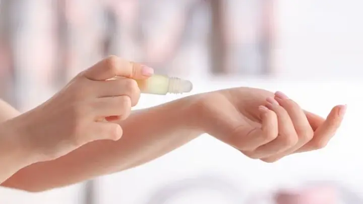 Dưỡng Da Tay Bằng Dầu Ô Liu Nguyên Chất