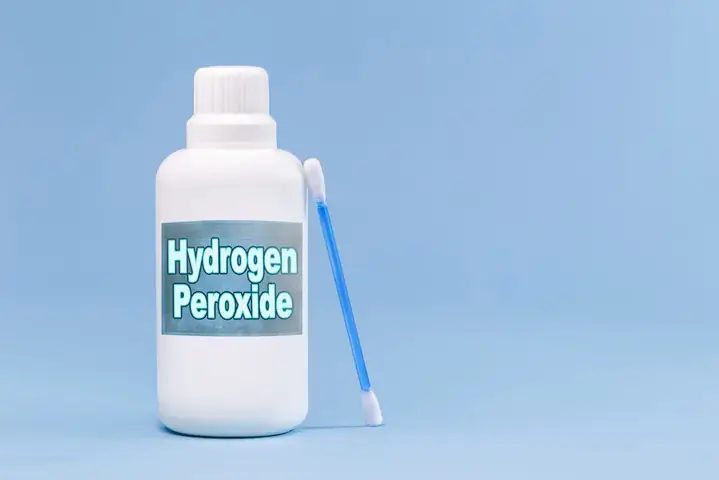 Cách Lấy Ráy Tai Khô Cứng Sâu Bên Trong Bằng Oxy Già