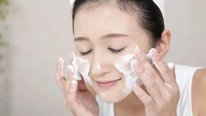 Rửa Mặt Bằng Sữa Chua Và Những Công Dụng Bất Ngờ - Nhà Thuốc ...