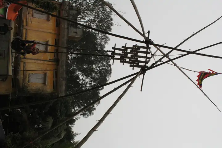 Chuẩn Bị Đón Tết, Từ Đầu Tháng Chạp, Các Bô Lão Trong Làng Lại Họp Bàn Chuẩn Bị Các Sinh Hoạt Văn Hóa Cộng Đồng. Và Trò Chơi Dân Gian Là Phần Không Thể Thiếu. Việc Cần Sức Khỏe Các Cụ Mời Hội Thanh Niên Trái Tráng Trong Làng Để Phân Công Nhiệm Vụ. Xưa Cũng Thế, Mà Nay Cũng Vậy.