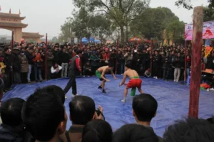 Chuẩn Bị Đón Tết, Từ Đầu Tháng Chạp, Các Bô Lão Trong Làng Lại Họp Bàn Chuẩn Bị Các Sinh Hoạt Văn Hóa Cộng Đồng. Và Trò Chơi Dân Gian Là Phần Không Thể Thiếu. Việc Cần Sức Khỏe Các Cụ Mời Hội Thanh Niên Trái Tráng Trong Làng Để Phân Công Nhiệm Vụ. Xưa Cũng Thế, Mà Nay Cũng Vậy.