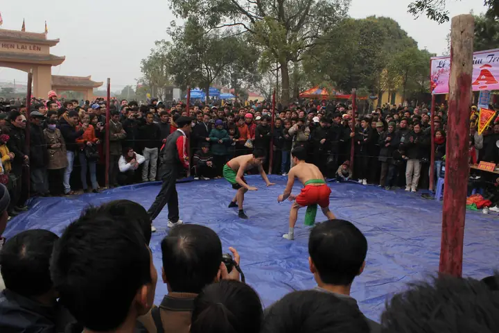 Chuẩn Bị Đón Tết, Từ Đầu Tháng Chạp, Các Bô Lão Trong Làng Lại Họp Bàn Chuẩn Bị Các Sinh Hoạt Văn Hóa Cộng Đồng. Và Trò Chơi Dân Gian Là Phần Không Thể Thiếu. Việc Cần Sức Khỏe Các Cụ Mời Hội Thanh Niên Trái Tráng Trong Làng Để Phân Công Nhiệm Vụ. Xưa Cũng Thế, Mà Nay Cũng Vậy.