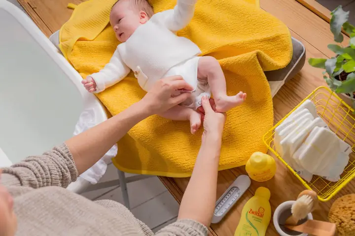 Phân Biệt Các Loại Tả Và Cách Thay Tã Lót Cho Trẻ Sơ Sinh - Nhà Thuốc ...