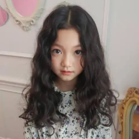 Những Lưu Ý Khi Uốn Tóc Xoăn Cho Bé Gái 7 Tuổi Những Lưu Ý Khi Uốn Tóc Xoăn Cho Bé Gái 7 Tuổi