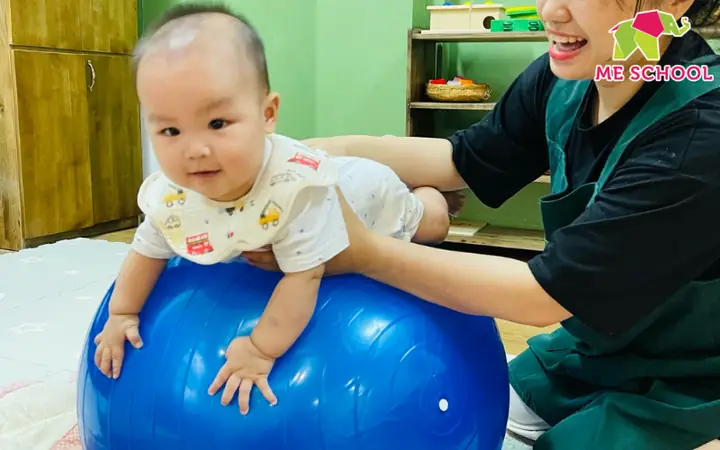 Trò Chơi Vận Động Cho Trẻ 24 - 36 Tháng - Lăn Bóng